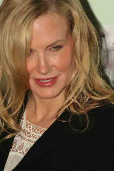 Actress Daryl Hannah spreads the green message via her website, www.dhlovelife.com